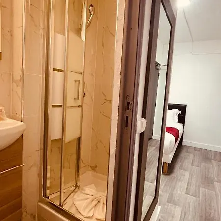 Louvain Hotel *